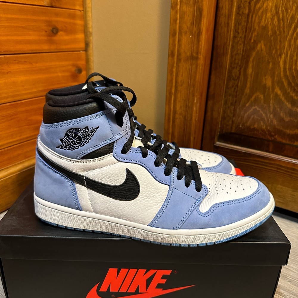 Jordan 1 retro high OG university blue